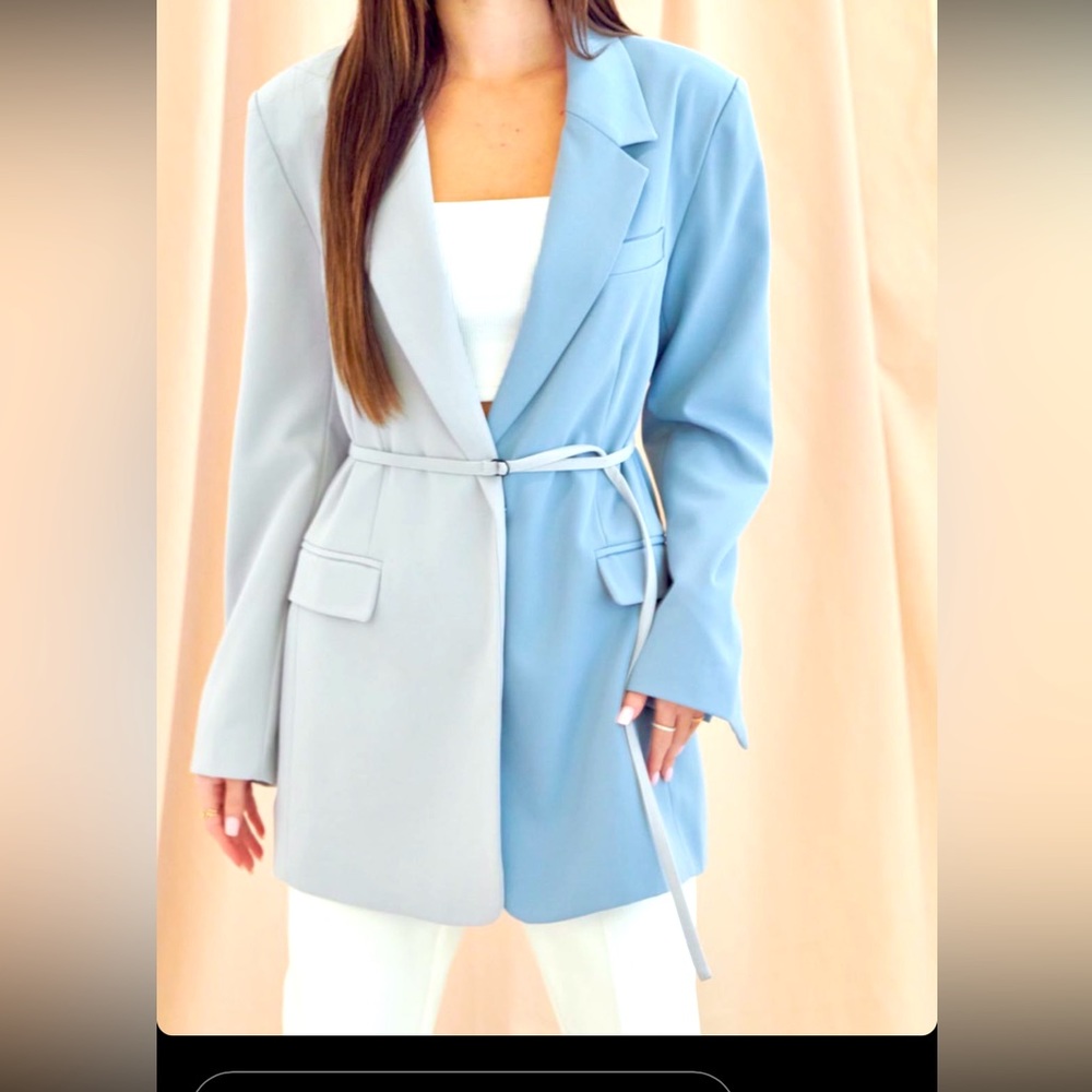 Blue, color block belted blazer! 💙🩵